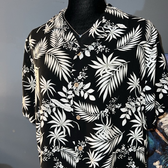 C&C California Size M Floral Button Down - Picture 2 of 12